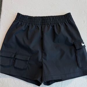 Nike Women's Dark black Woven Cargo Shorts size M